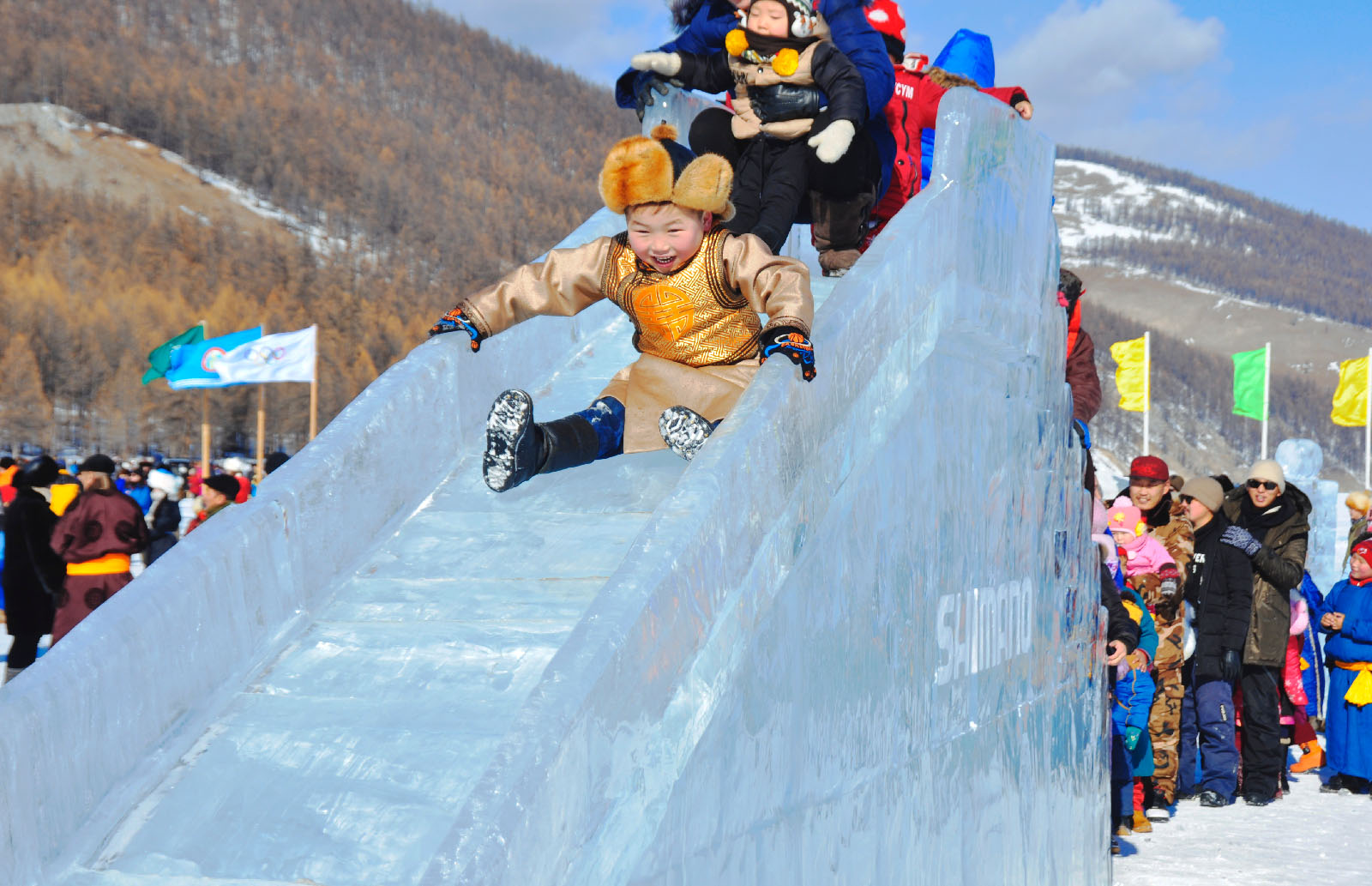 冰雕节，每年在库苏古尔湖举办的节日，节日持续共两天。